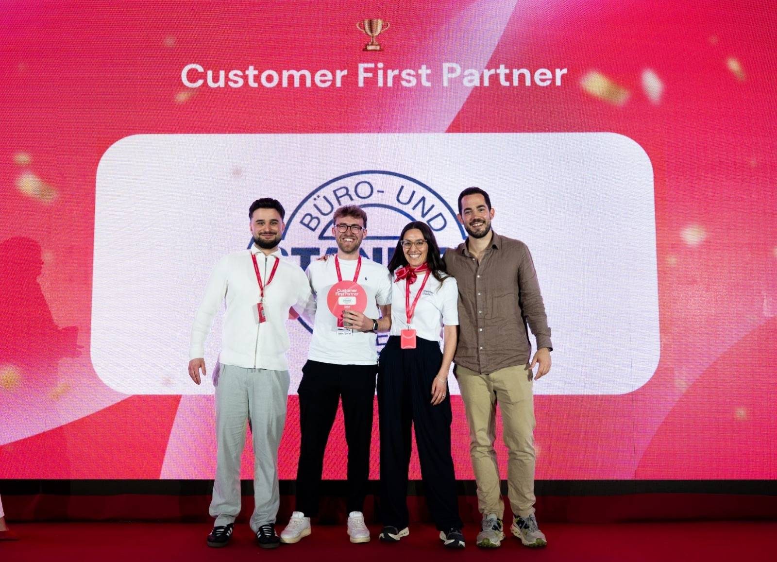 Vier Mitarbeitende von Stannek auf der Bühne bei der Auszeichnung als Factorial Customer First Partner